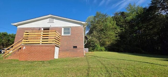 Building Photo - Renovated 2BD/1BA Duplex in Granite Falls!