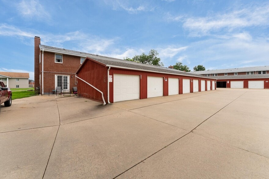 Building Photo - 1304 E Sylvan Cir