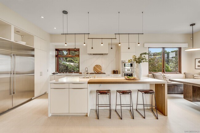 Building Photo - 8070 La Jolla Scenic Dr N