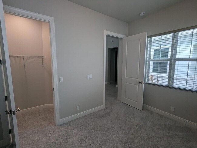 Building Photo - 9292 Crestview Cir