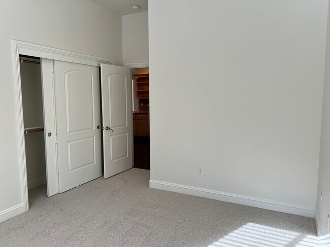 Building Photo - Gated Grand Island Home!