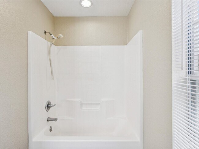 Building Photo - Don't Miss This Move-in Ready 4/2/2