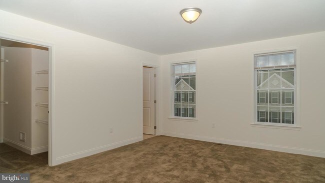 Building Photo - 2 PEACOCK Way