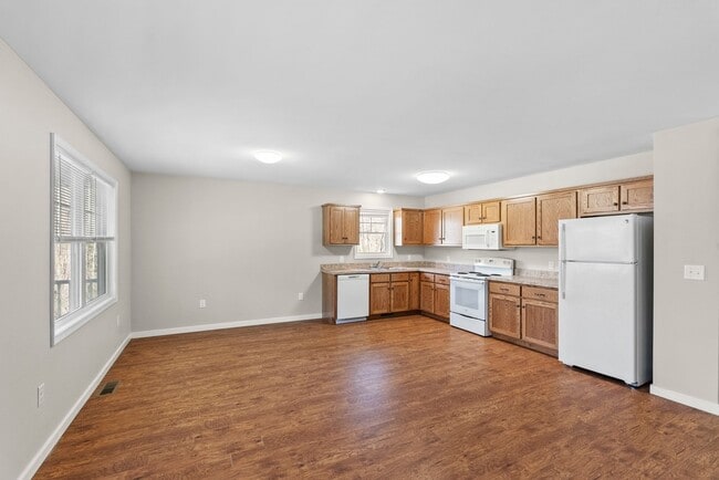 Building Photo - 3-Bedroom in Town of Farmville with Privacy and Convenience!