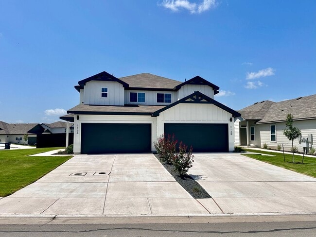 Building Photo - Luxury 2-Story, 3-Bed/ 2.5-Bath Duplex in ...