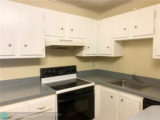 Building Photo - 4174 Inverrary Dr