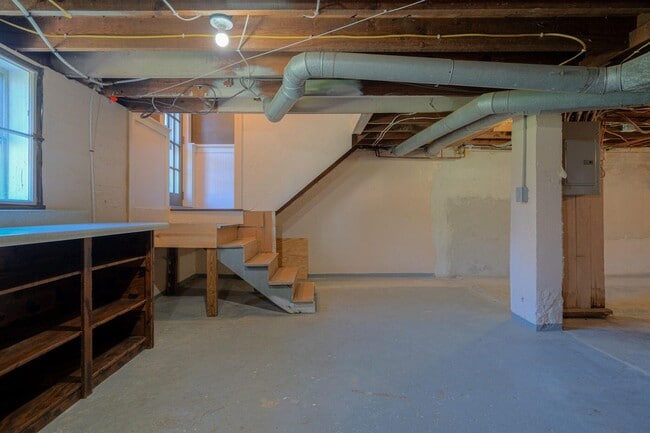 Building Photo - Grandin Court Foursquare convenient to SW City & SW Co!