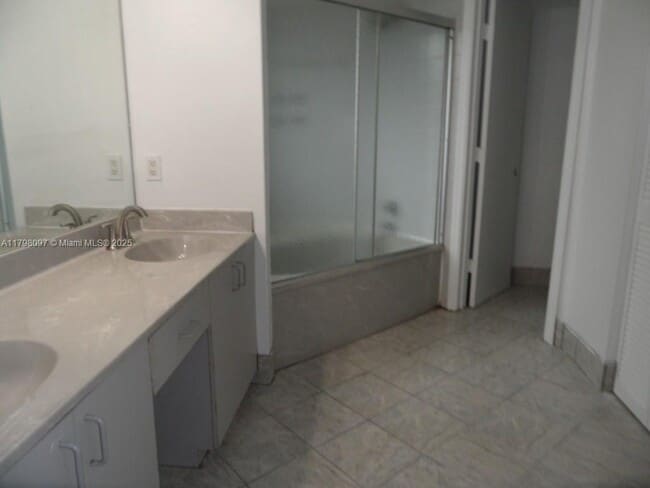 Building Photo - 1845 Vista Way