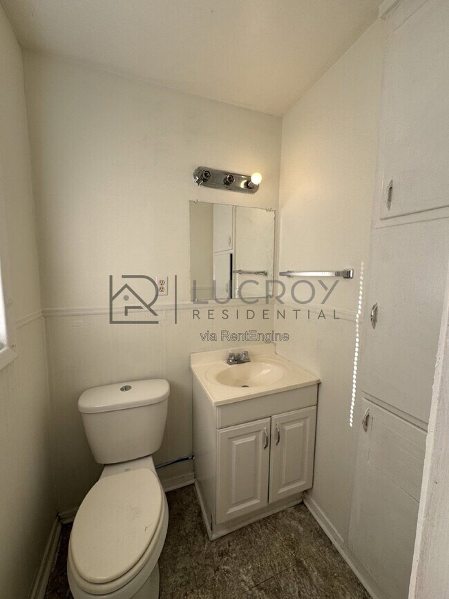 Building Photo - 2716 Woodside Dr