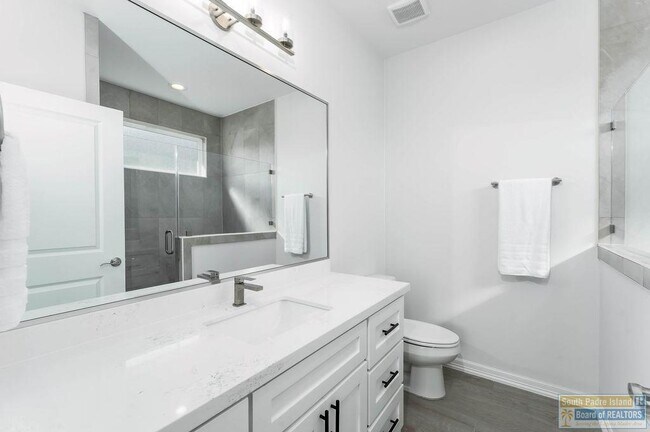 Building Photo - 20 S Bay Hill Dr