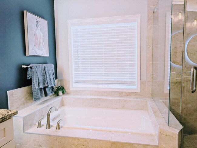 Building Photo - 469 Holt Rd NE