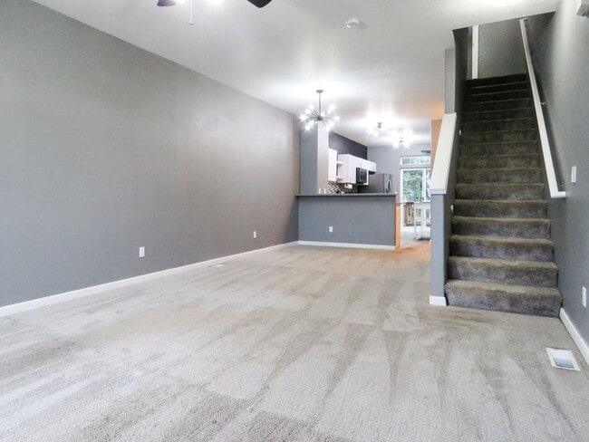 Building Photo - 2 Bedroom Plus Bonus Room - Tigard Townhom...