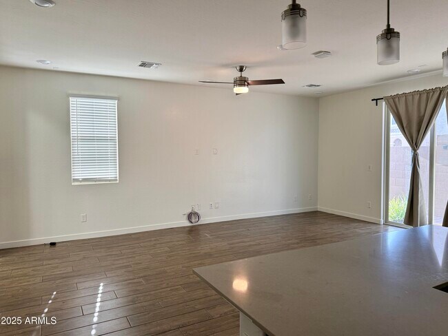 Building Photo - 938 E Danbury Dr