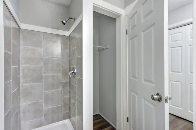 Building Photo - Large 3BR/2BA East Savannah House For Rent