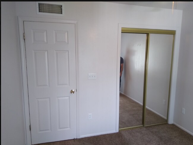 Building Photo - 204 E Jura Cir