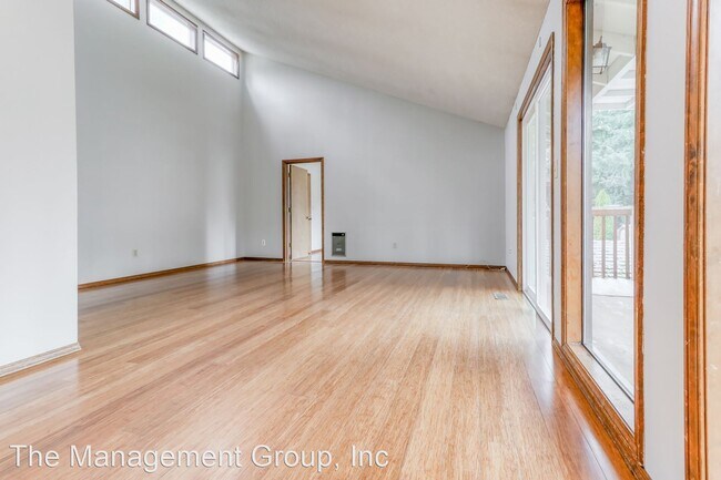 Building Photo - 4 br, 2.5 bath House - 2311 NE Parkview Drive