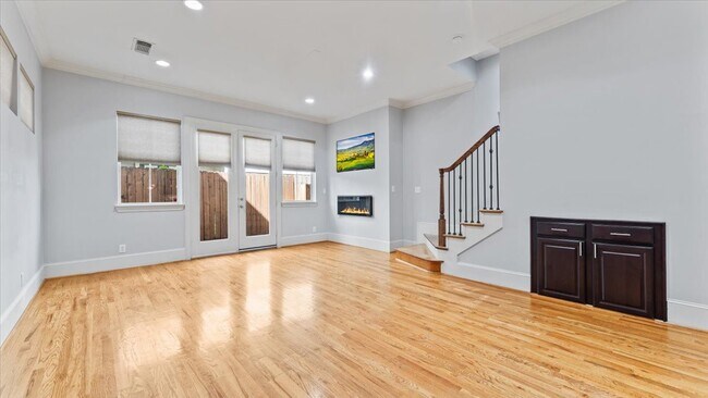 Building Photo - 931 W 23rd St