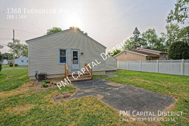 Building Photo - 1368 Evergreen Ave