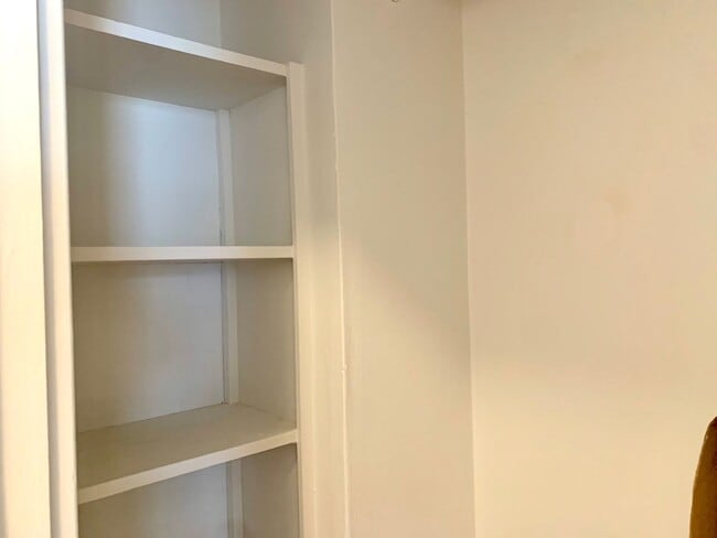 Building Photo - Richmond Dist. Bright 1 Bed/! Bath Flat w/ Hardwood Floors and Walk In Closets
