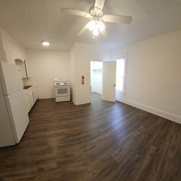 Kitchen (16x15) - 243 W Brady St