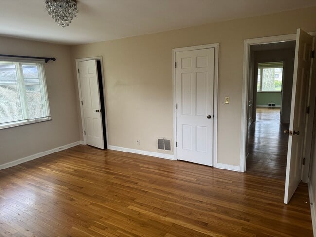 Building Photo - 3 Bedroom 2 Bath Ranch Home - Upper Arlington Schools