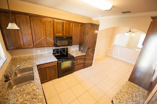 Building Photo - 3 bed 2 bath Beautiful Property