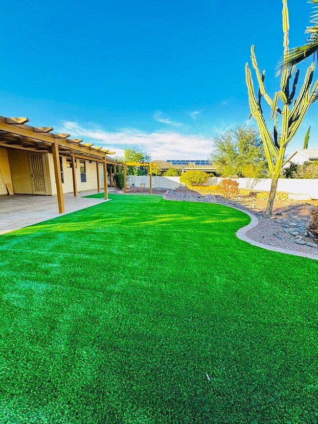 Building Photo - FOR RENT