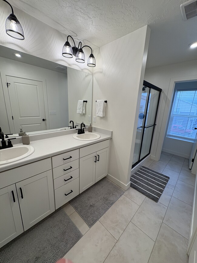 Building Photo - 9391 N Vernham Ln