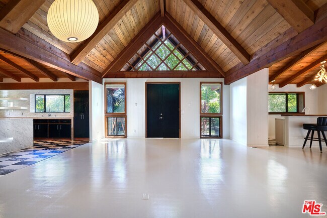 Building Photo - 201 S Larchmont Blvd