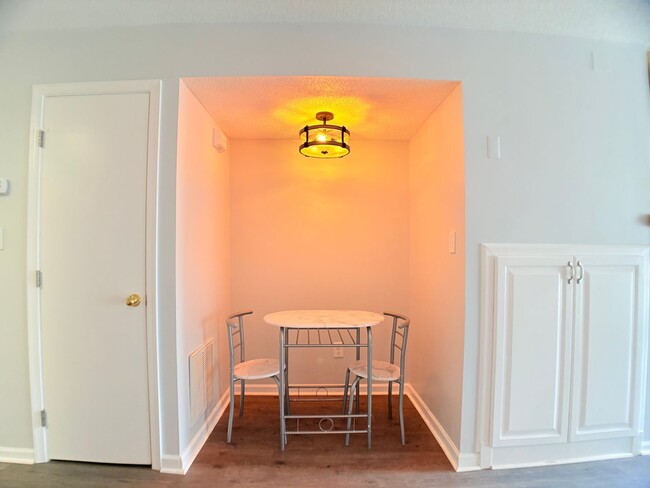 Building Photo - Move in Ready 2 bedroom condo Prime location