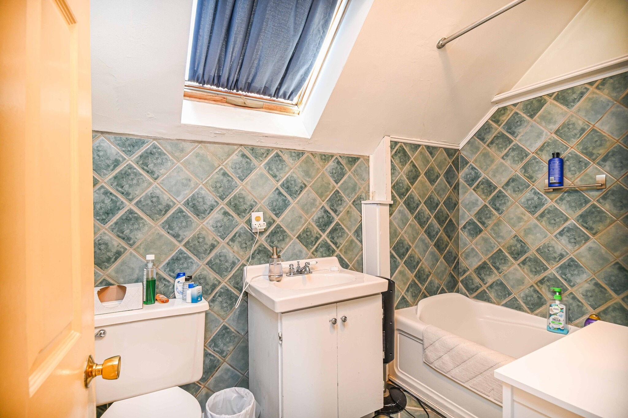 Bathroom - 95 Beckett St