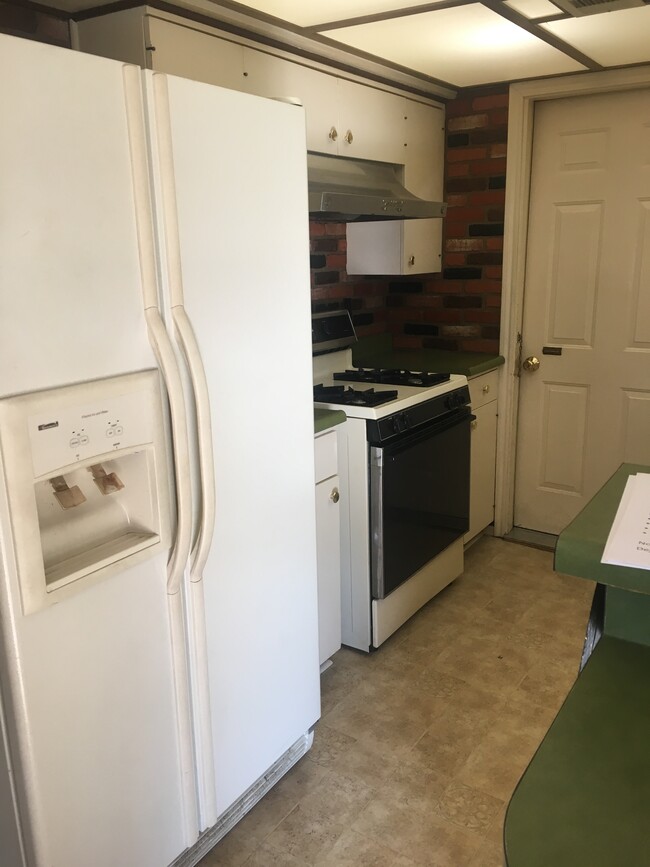 Kitchen (pic 1) Refrigerator included - 2832 Stonebrook St