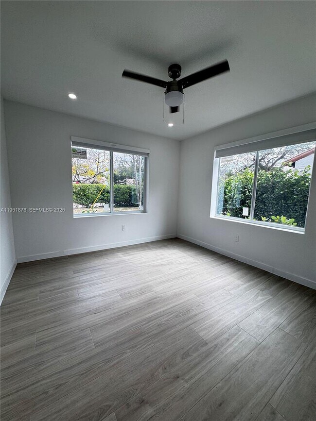 Building Photo - 2855 Royal Palm Ave