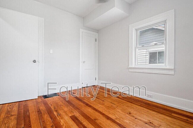Building Photo - 4637 Alpine Ave