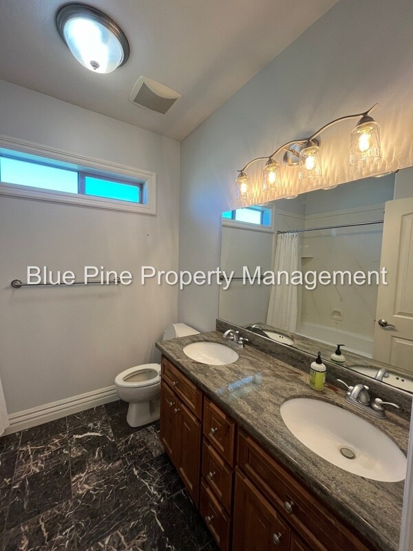 Building Photo - 8426 S Black Hawk Dr