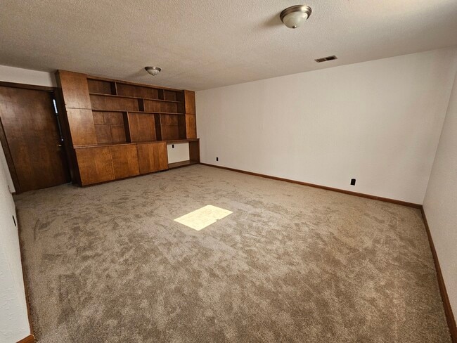 Building Photo - 2123 Catherine Dr