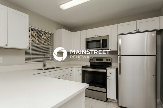 Building Photo - 3 Bedroom Pet-Friendly Home in WINTER HAVEN, FL with Main Street Renewal