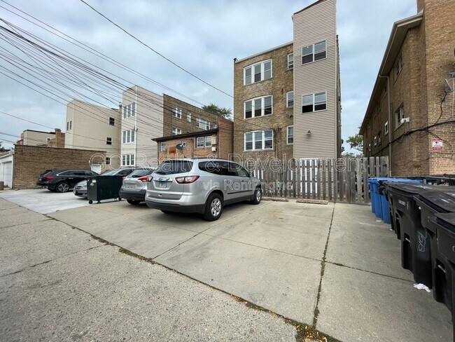 Building Photo - 7512 N Claremont Ave