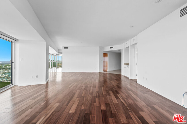 Building Photo - 13600 Marina Pointe Dr