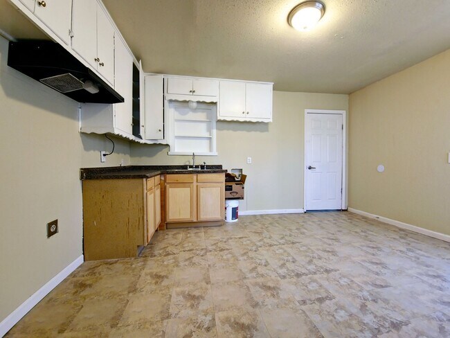 Building Photo - MOVE-IN SPECIAL: Cozy 3 Bedroom Home in East Lubbock