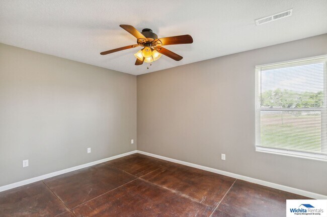 Building Photo - 3 bedroom, 2 bath duplex