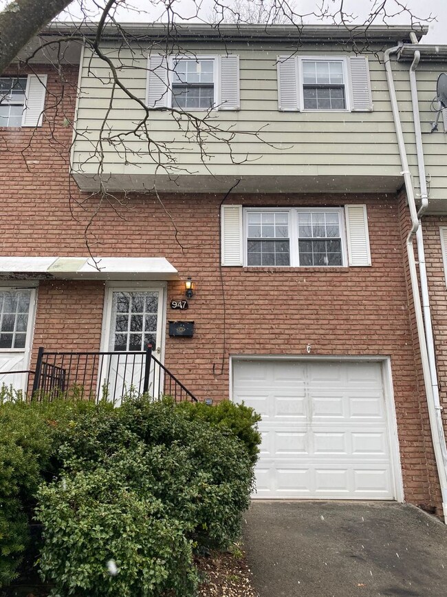 Primary Photo - 3 Bedroom Townhouse in Hempfield School Di...