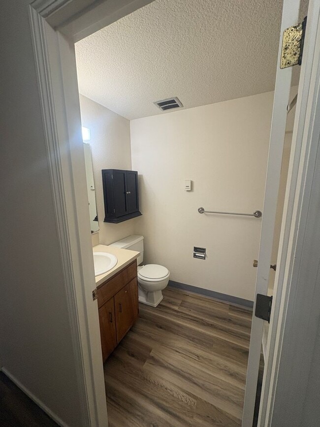 Building Photo - 3 Bedroom, 2 Bathroom House in Bethel-Dane...