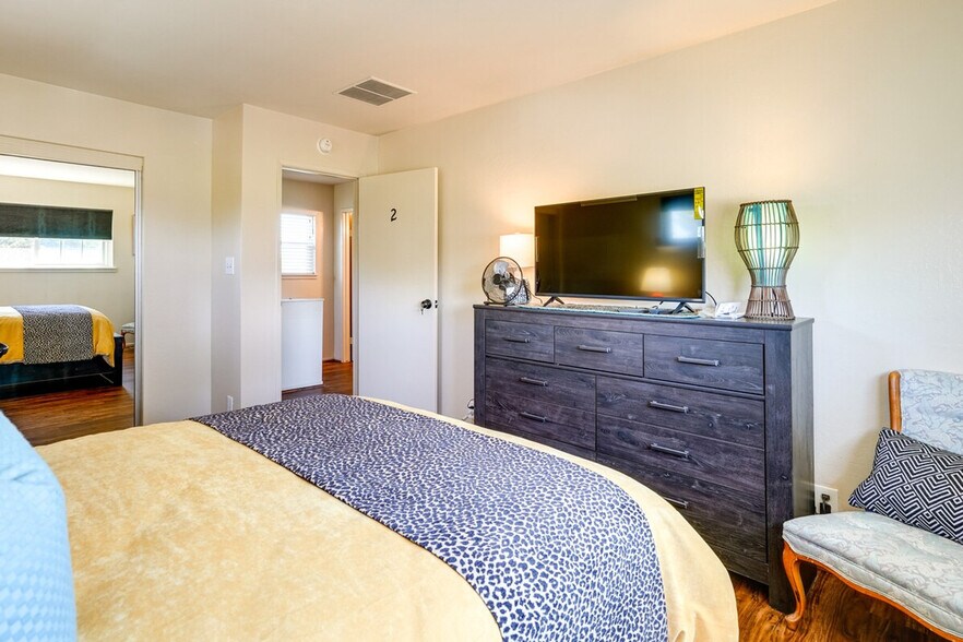 Building Photo - 542 Sheridan St