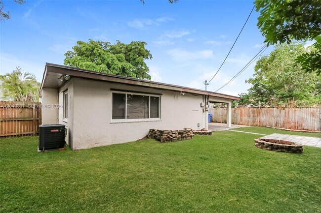 Building Photo - 11823 Dahlia Dr