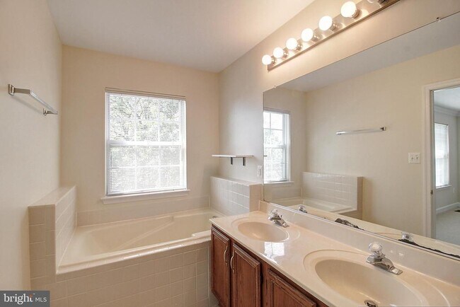 Building Photo - 8864 Briarcliff Ln