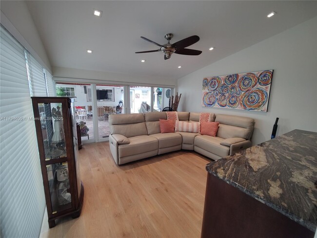 Building Photo - 1823 S Bayshore Ln