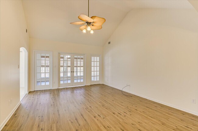 Building Photo - 443 Surrey Park Dr SE