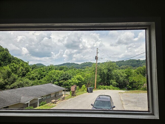 Building Photo - 2 Bedroom / 1 Bath bonus room, large living kitchen/dining room combo duplex
