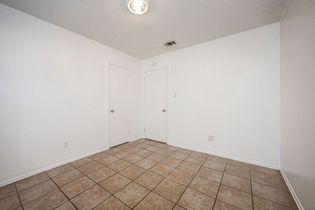 Building Photo - 5612 Rose Dr